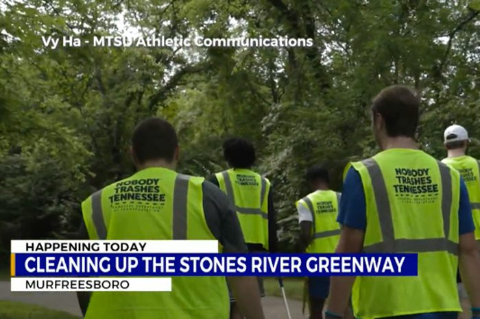 Immagine degli studenti-atleti MTSU collaborano con TDOT per ripulire Stones River Greenway